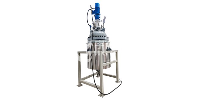 300L高温锆材复合板夹套外循环加热反应釜已完工发往邢台客户处